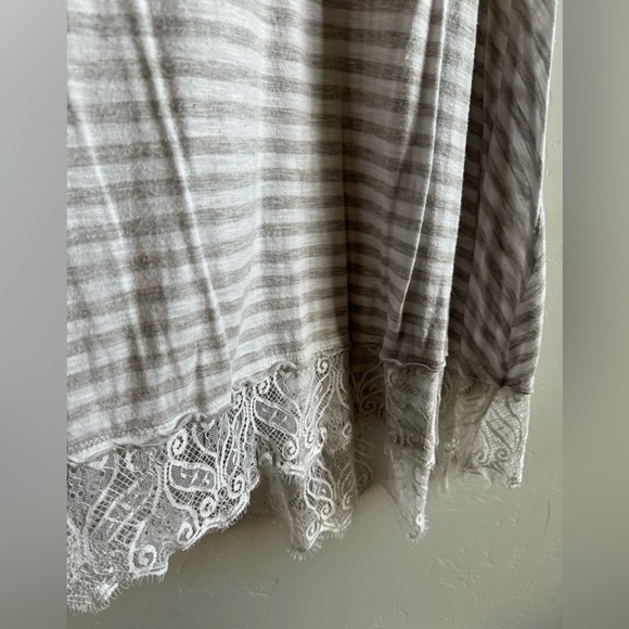 A.n.a - Grey and White Tunic Top with Lace Trim - Picture 4 of 8